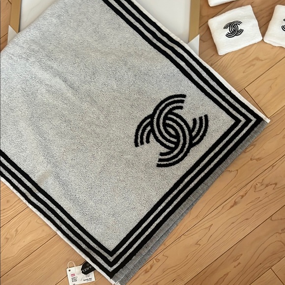 CHANEL Tennis Set with Black and White Accents - Picture 7 of 8